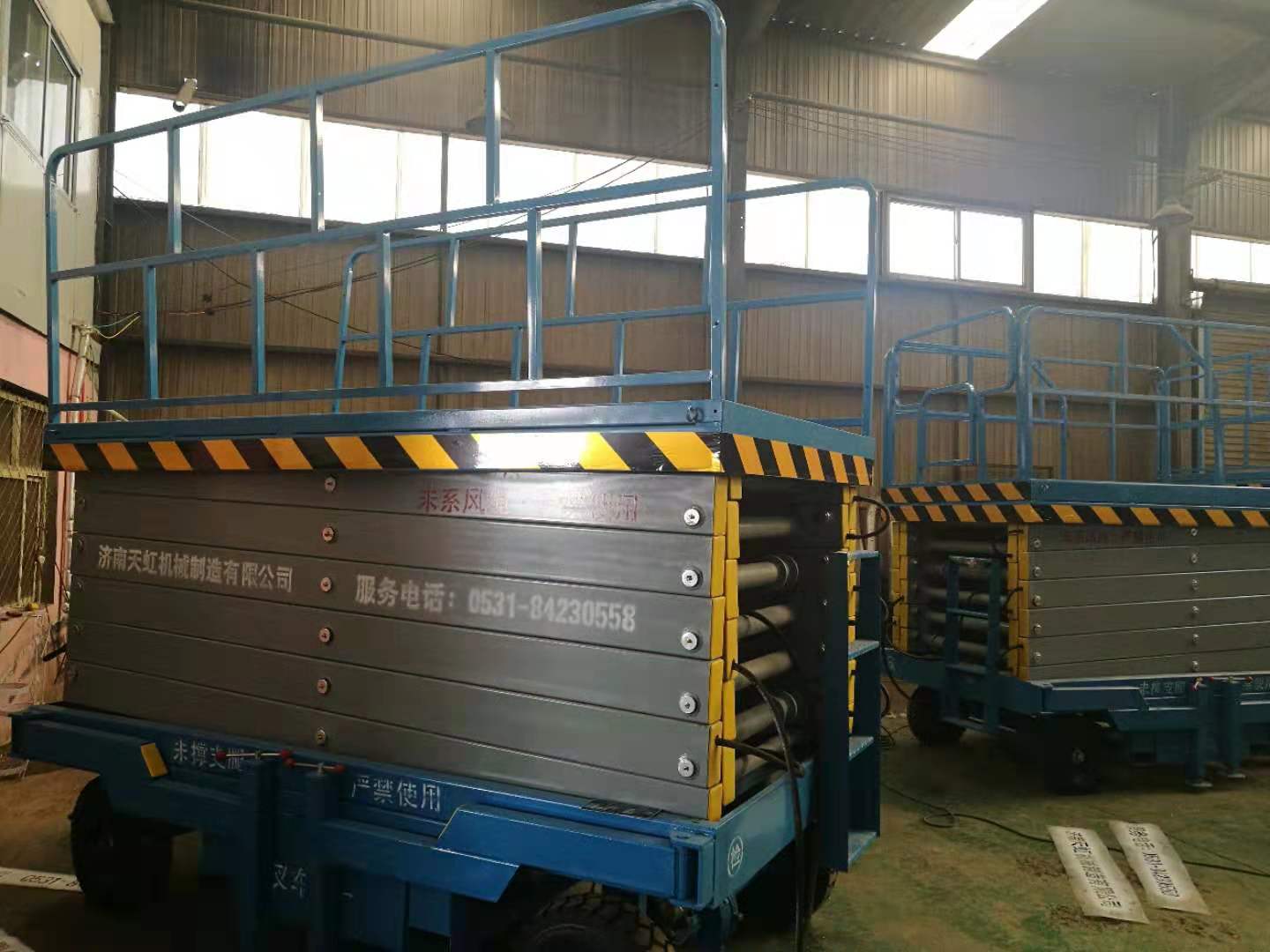 Mobile scissor lift