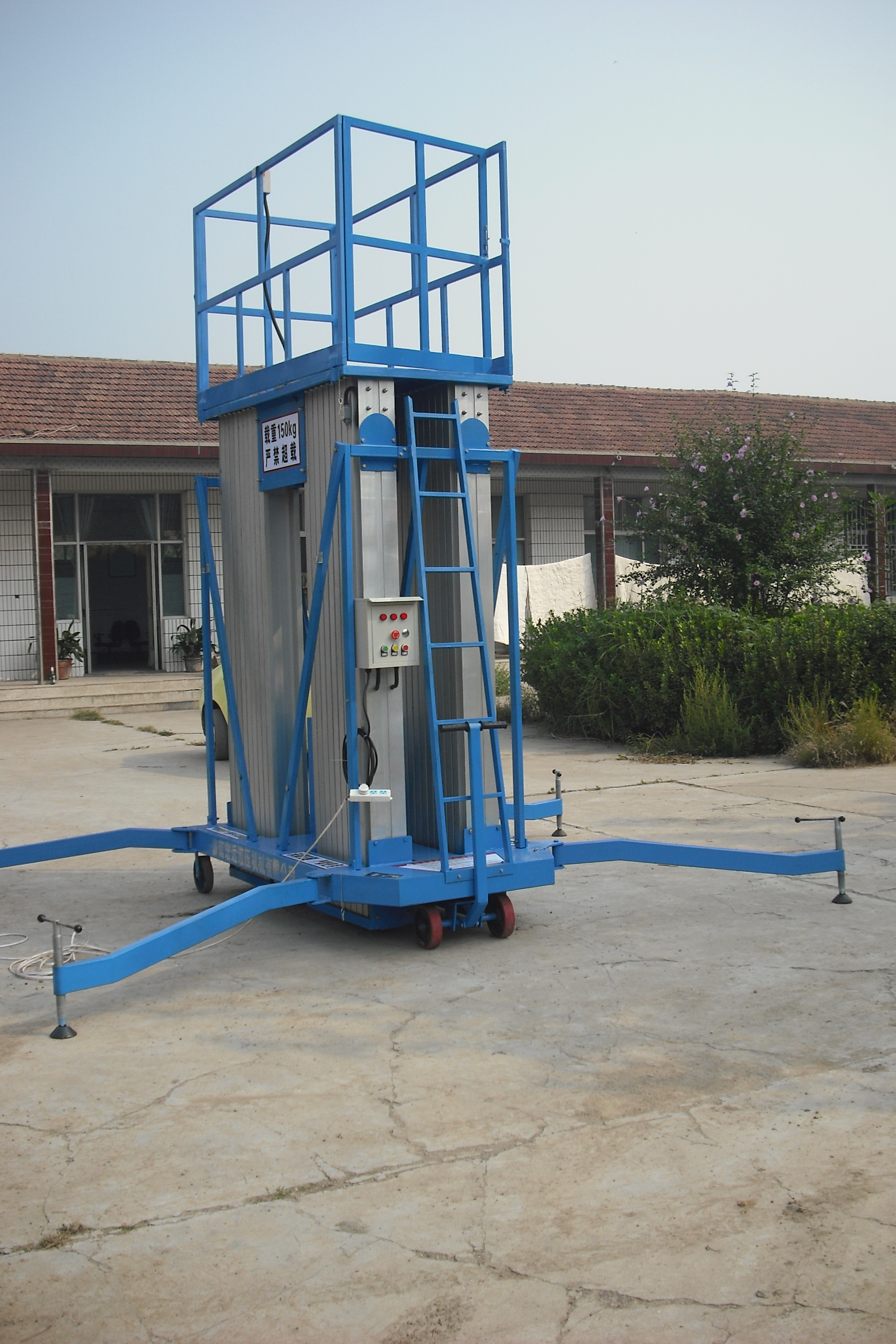 Mast aerial work platform